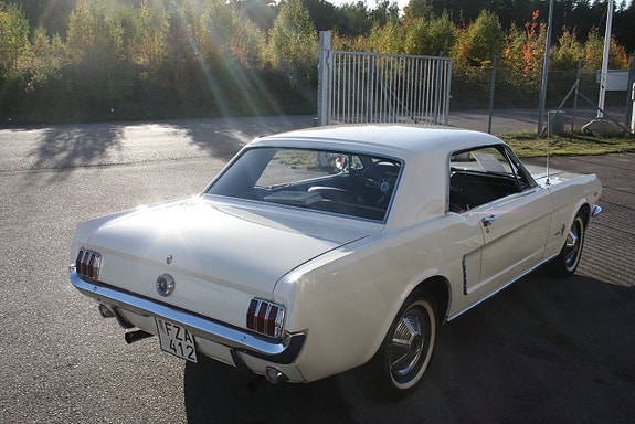 Ford Mustang 2 of 25