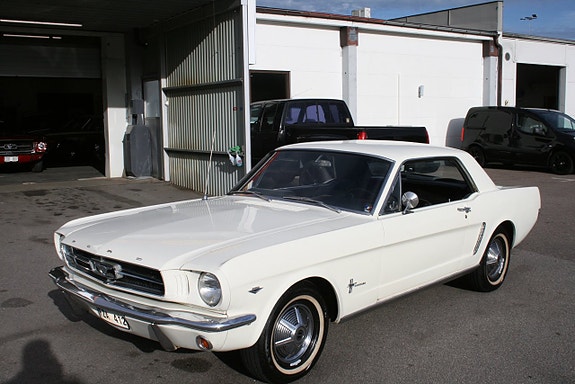 Ford Mustang 3 of 18