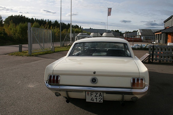 Ford Mustang 6 of 18