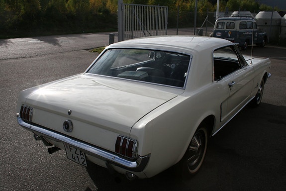 Ford Mustang 2 of 18