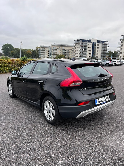 Volvo V40 Cross Country 2 of 5