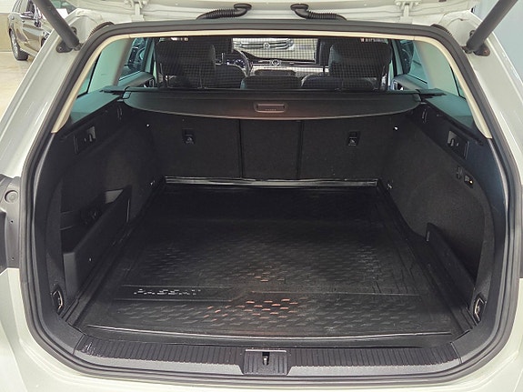 Volkswagen Passat Alltrack 13 of 26