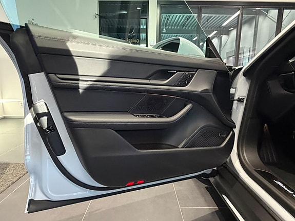 Porsche Taycan 4S 25 of 25