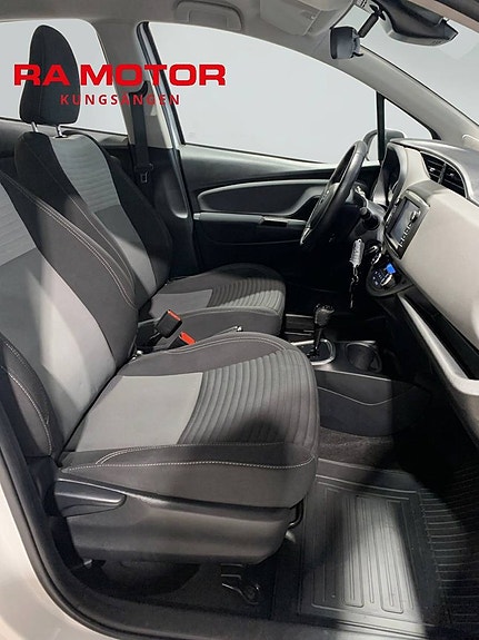 Toyota Yaris 12 of 17