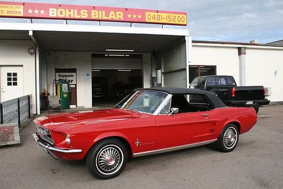 Ford Mustang 4 of 17
