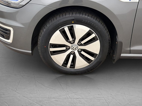 Volkswagen e-Golf VII 30 of 30