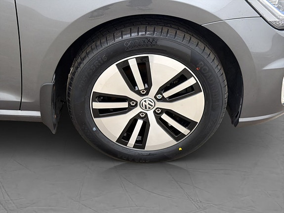 Volkswagen e-Golf VII 29 of 30