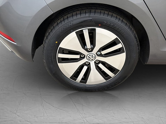 Volkswagen e-Golf VII 28 of 30
