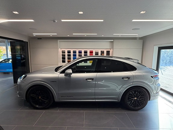 Porsche Cayenne 2 of 25