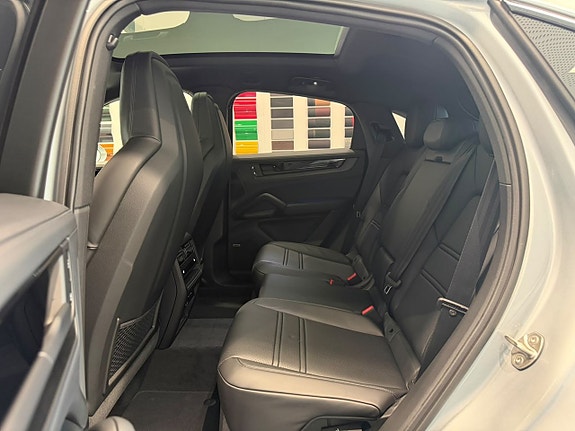 Porsche Cayenne 16 of 25