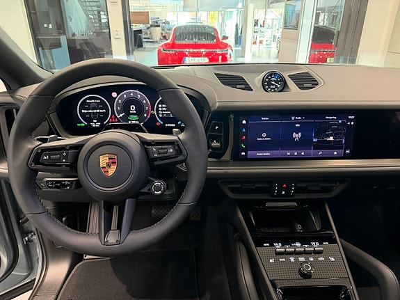 Porsche Cayenne 14 of 25