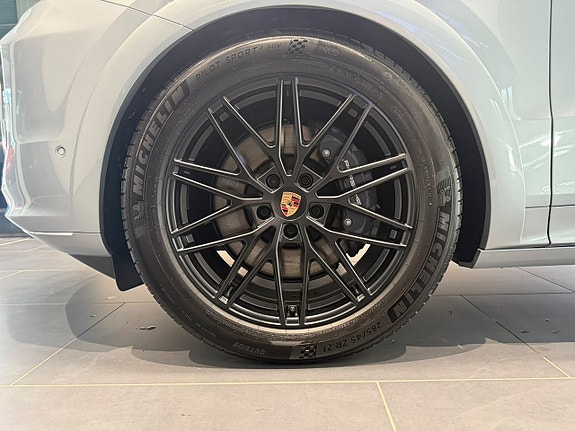 Porsche Cayenne 5 of 25