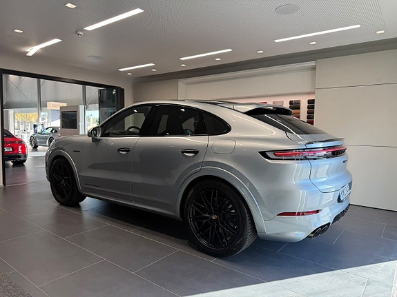 Porsche Cayenne 3 of 25