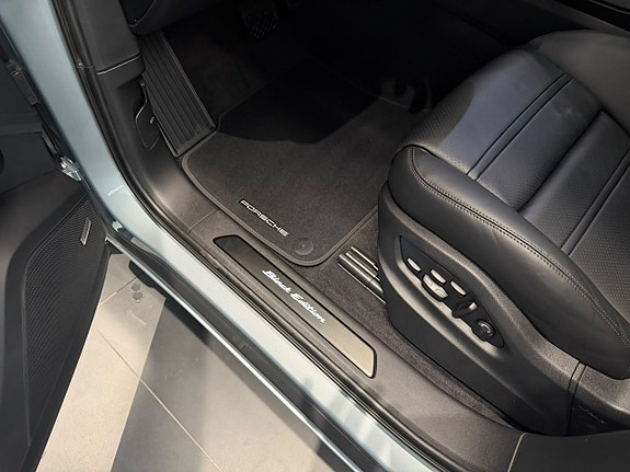 Porsche Cayenne 9 of 25