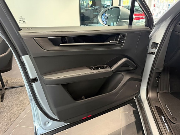Porsche Cayenne 10 of 25