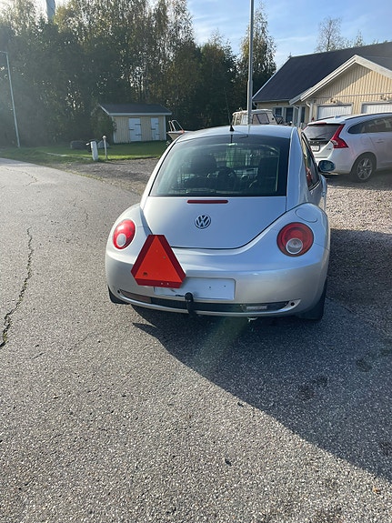 Volkswagen New Beetle 6 of 6