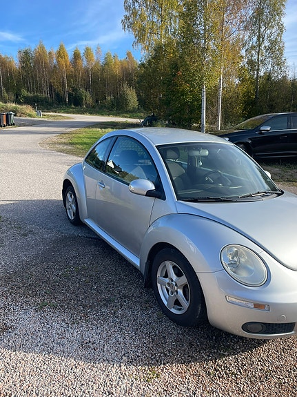 Volkswagen New Beetle 3 of 6