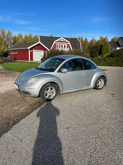 Volkswagen New Beetle 2 of 6