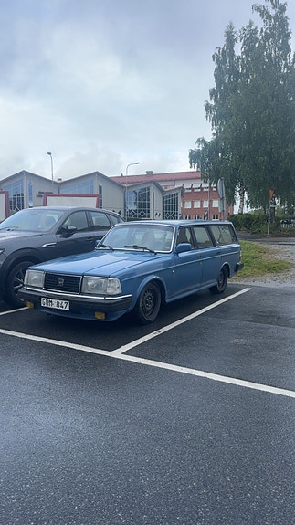 Volvo 240 2 of 4