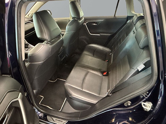 Toyota RAV4 6 of 18
