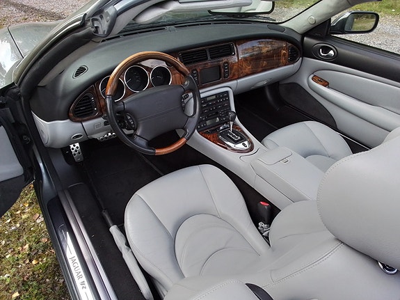 Jaguar XKR 3 of 5