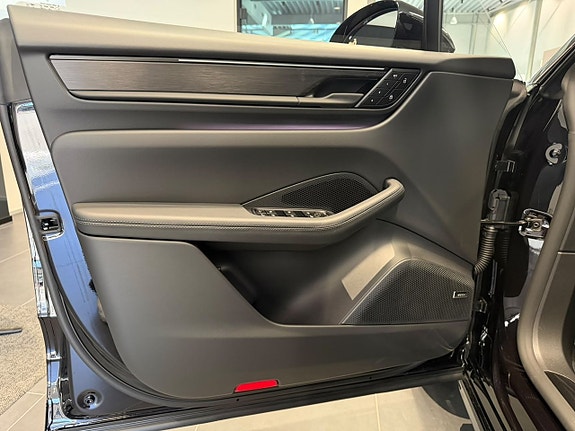 Porsche Macan GTS 7 of 12