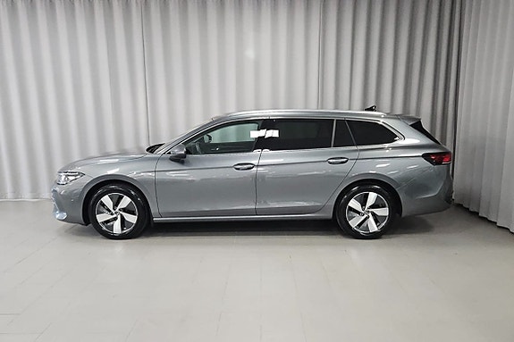 Volkswagen Passat 2 of 12