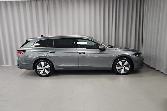 Volkswagen Passat 4 of 12