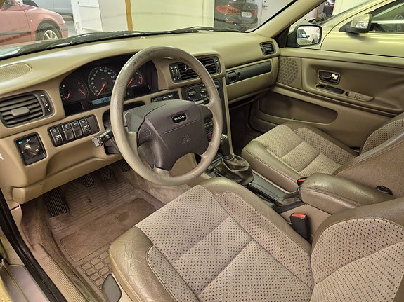 VOLVO V70 2.5 20V 170 ch BVM - CUIR - ATTELAGE FIXE - 278300 km