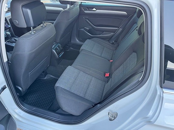 Volkswagen Passat 12 of 18
