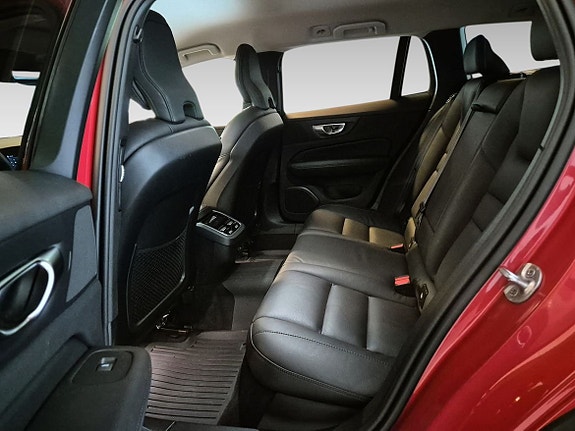 Volvo V60 Cross Country 8 of 11