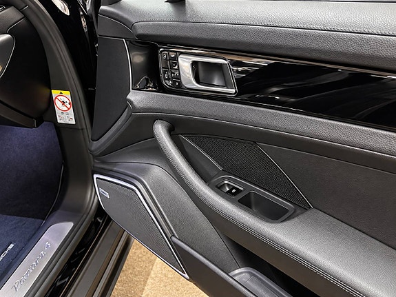 Porsche Panamera 4 8 of 11