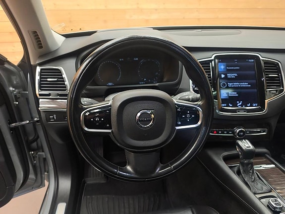 Volvo XC90 11 of 26