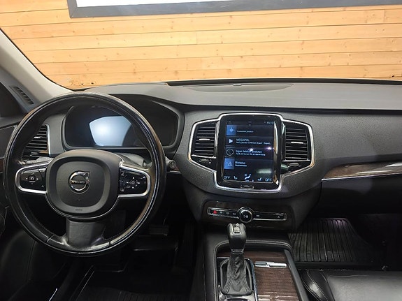 Volvo XC90 18 of 26