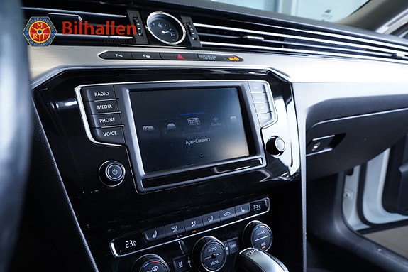 Volkswagen Passat 5 of 12