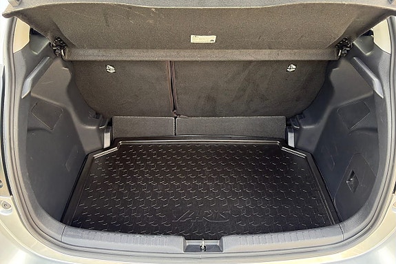 Toyota Yaris 11 of 16