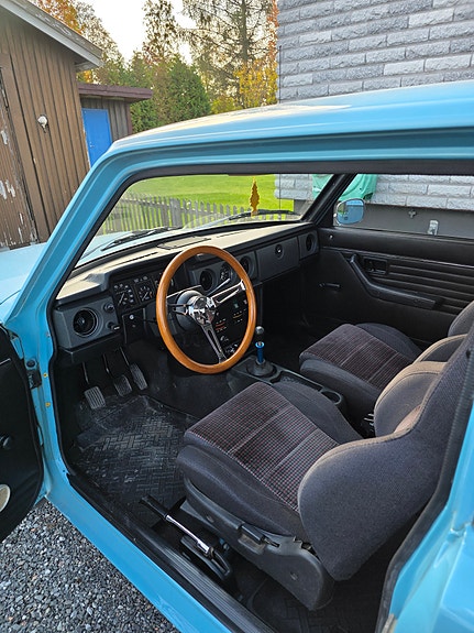 Volvo 142 2 of 5