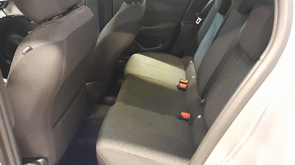 Peugeot 208 4 of 6