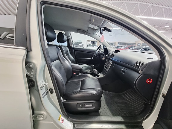 Toyota Avensis 18 of 25