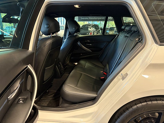 BMW 320i 7 of 20