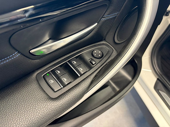BMW 320i 19 of 20