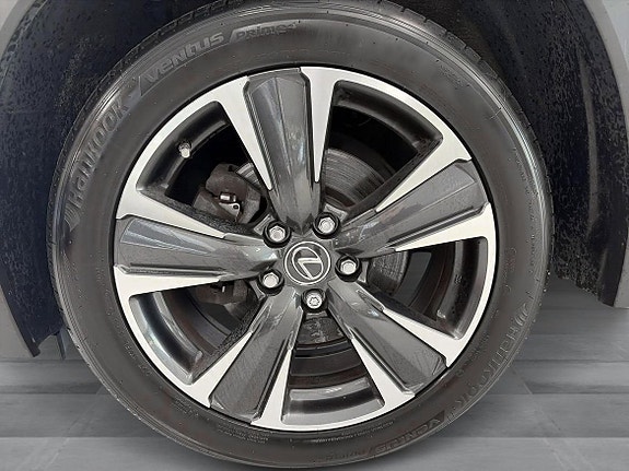 Lexus UX250h 19 of 22