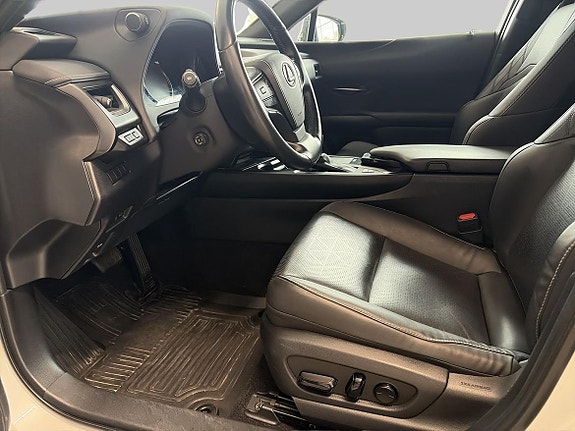 Lexus UX250h 21 of 22