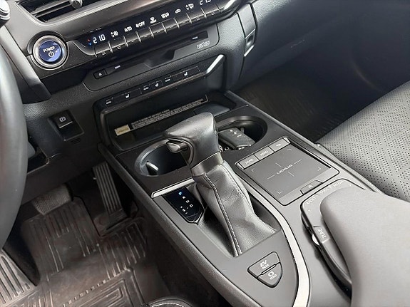 Lexus UX250h 18 of 22