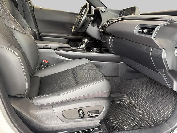 Lexus UX250h 20 of 22