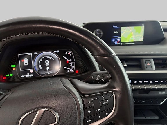 Lexus UX250h 12 of 22