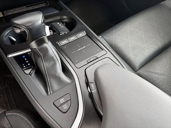 Lexus UX250h 22 of 22