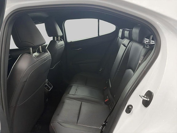 Lexus UX250h 11 of 22