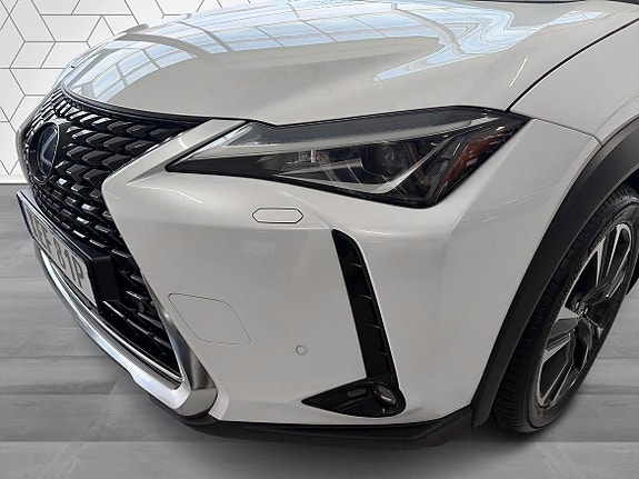Lexus UX250h 8 of 22