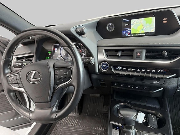 Lexus UX250h 13 of 22